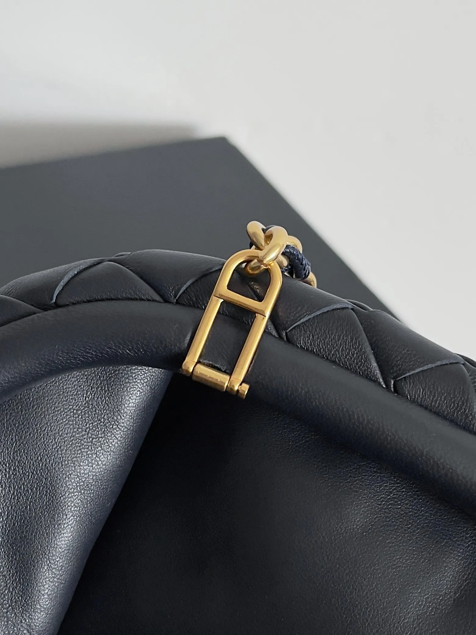 Batch 2260 BOTTEGA VENETA Lady's LAUREN CLUTCH Chain Clutch was inspired by 40 years ago. It is a perfect fusion of classic and modern bags. It is effortless and fashionable for any occasion and at any time. The newly added detachable metal chain allows people to have more ways to carry it. It is grand and elegant. Style No.: 785807 Size: 31.5*16.5*11cm